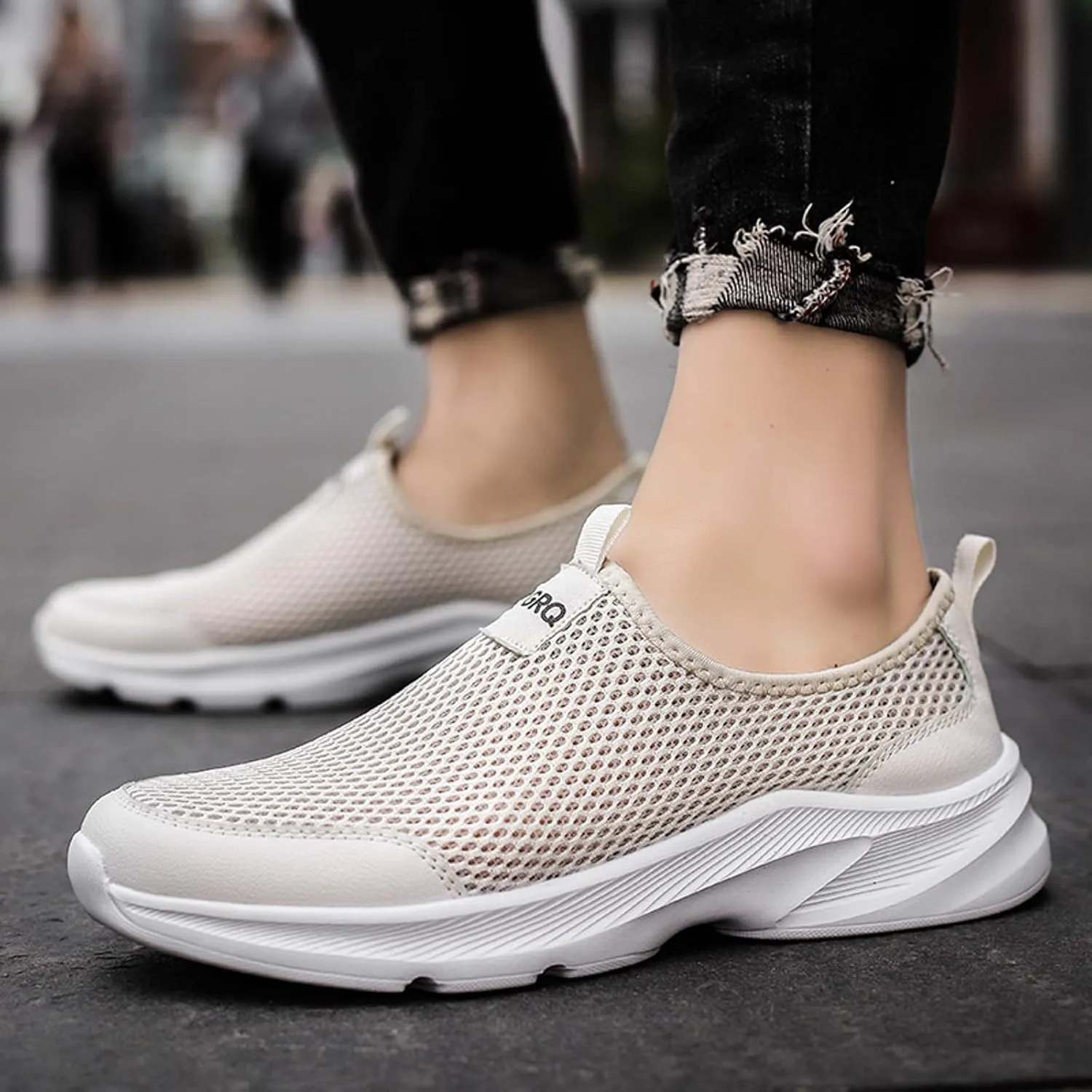 Men Sports Shoes Fashionable Simple and Solid Color The New Pattern Summer Non Slip Thick Mesh Sneaker Shoes Men